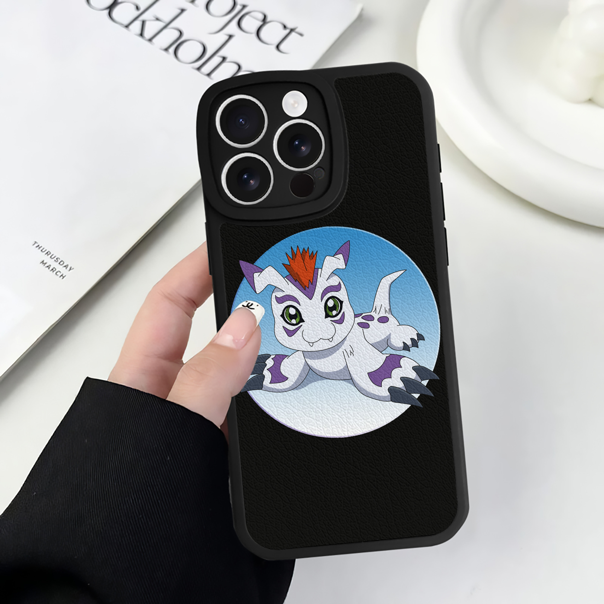 （画像用） Digimon デジタルモンスター/デジモン 【iPhone 16シリーズ対応】シリコンスマホケース（レザー調） 材質：シリコン